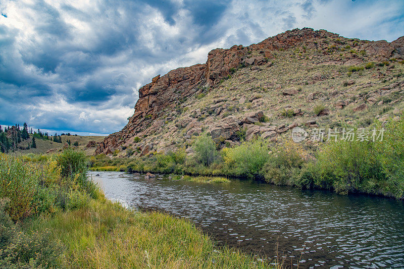 美丽的岩石山与凉爽的流动水清澈的溪流在美国西部科罗拉多州中部的特里尔地区