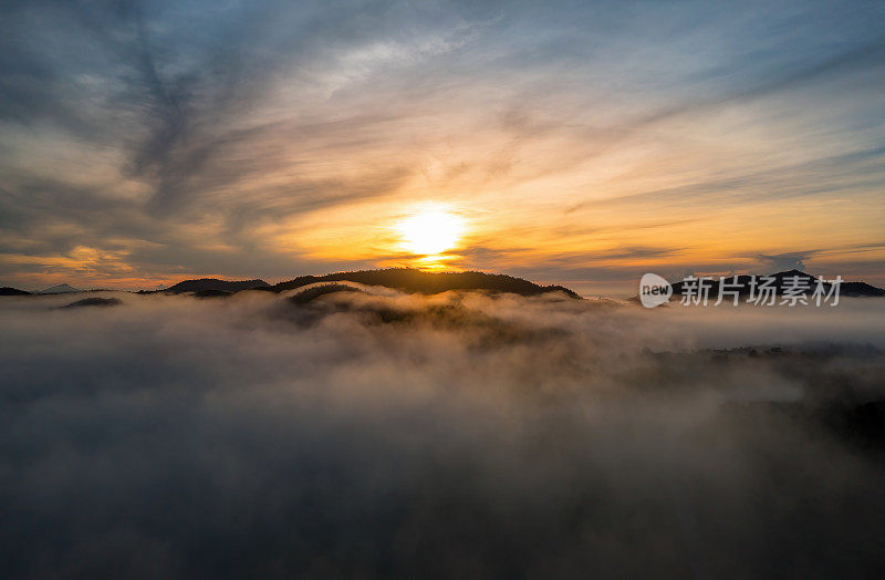 美丽的早晨景色，日出和雾在山上