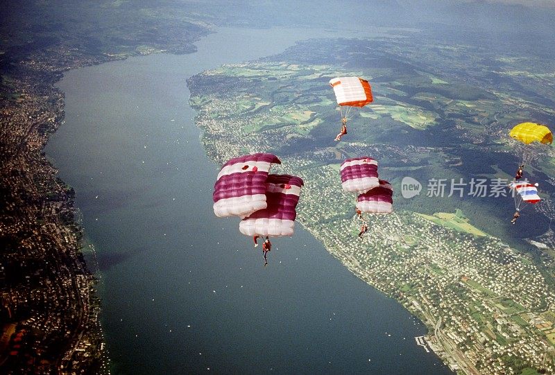 跳伞运动员在瑞士山区上空表演