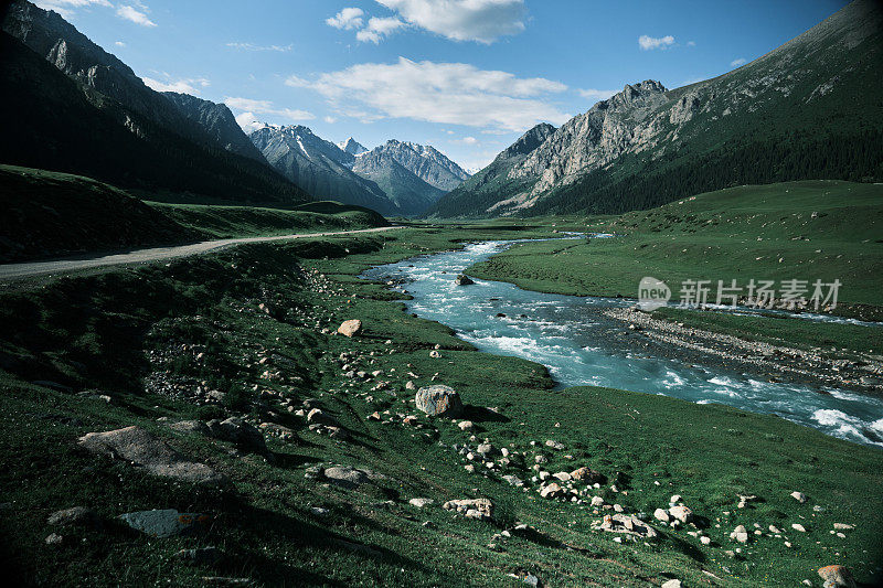 河水沿着绿色的山谷流向山峰