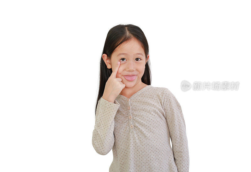 有趣的亚洲小女孩伸出舌头做鬼脸，做鬼脸或在白色孤立的背景上做一个扭曲的脸。