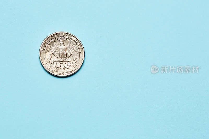 美国25美分硬币，蓝色背景，带有复制空间