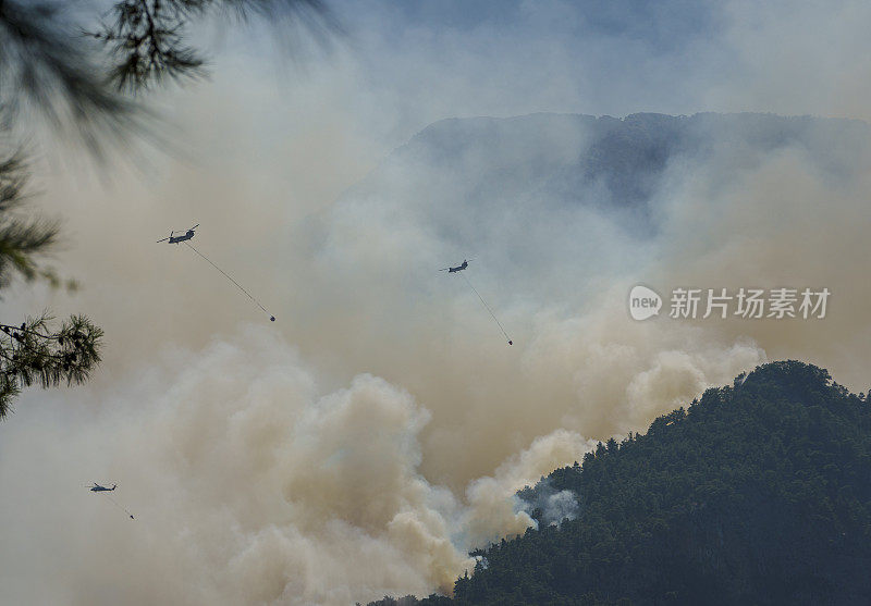 土耳其安塔利亚，消防员直升机与Kemer森林大火搏斗