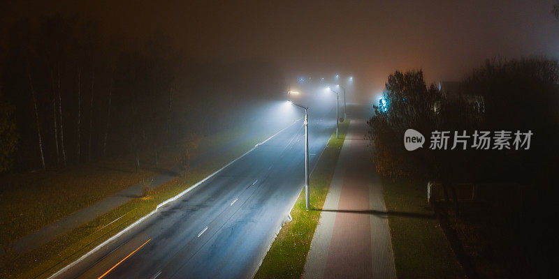 夜街鸟瞰图。秋季风景无人机摄影。十月。城市里有雾。雾蒙蒙的夜晚