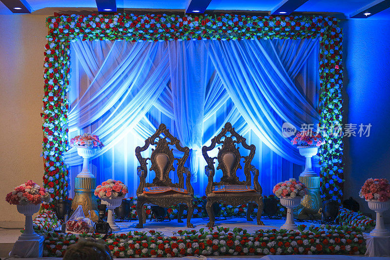 印度婚礼舞台。印度婚礼装饰。印度美丽的婚礼装饰用花。印度婚礼桑吉特夜舞台