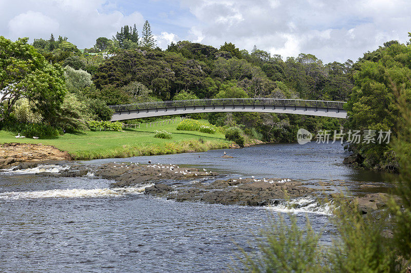 新西兰河上的人行桥