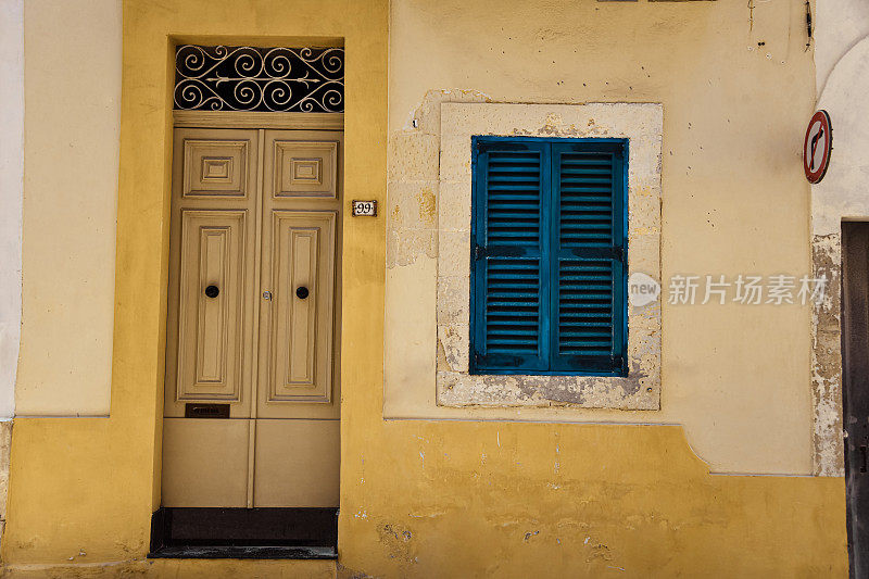马耳他瓦莱塔一座房子的入口门和蓝色的窗户