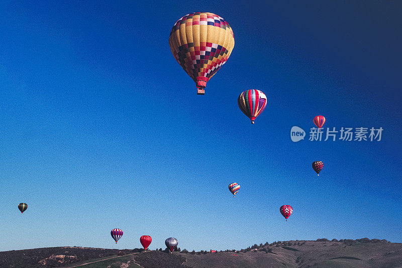 热气球在卡梅尔山谷上空飞行