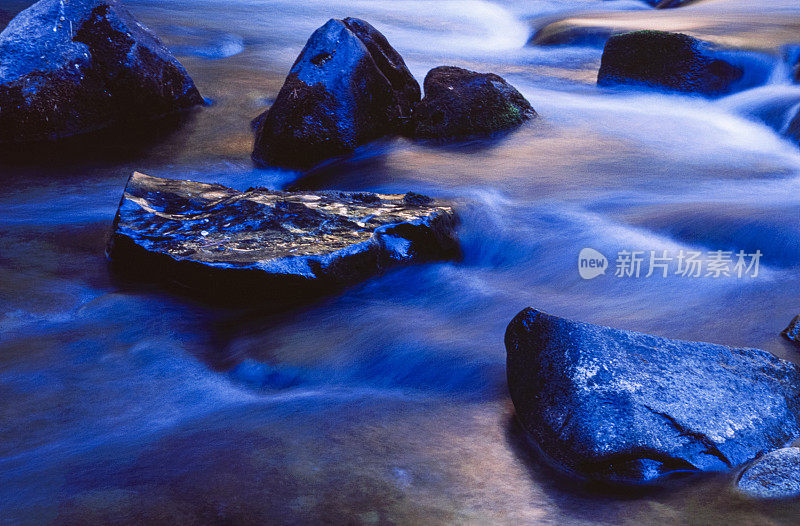 从花岗岩上流过的河流