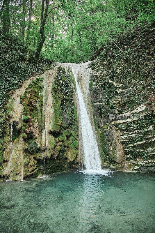 山林中的瀑布，一大片嘈杂的流水，一处荒僻的天然山泉。