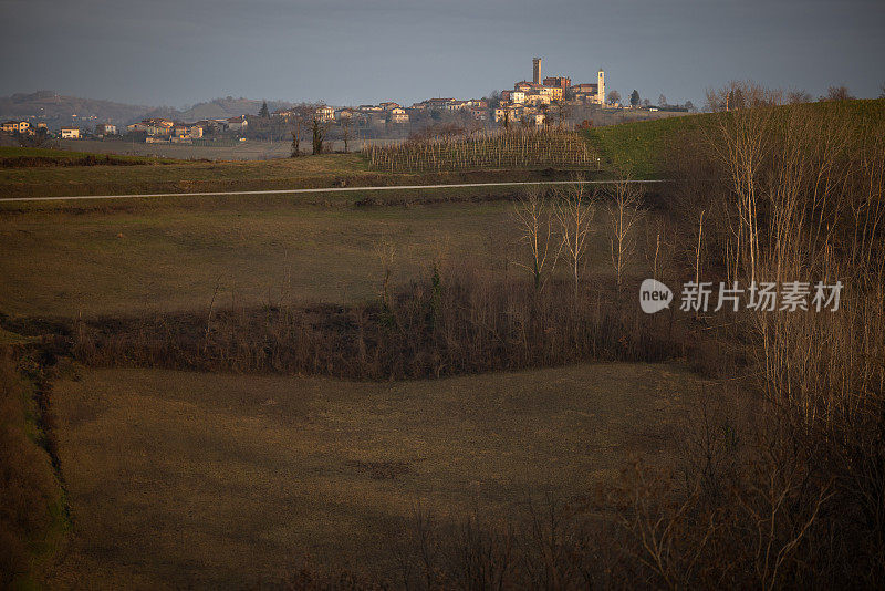 典型的朗河意大利风景和村庄