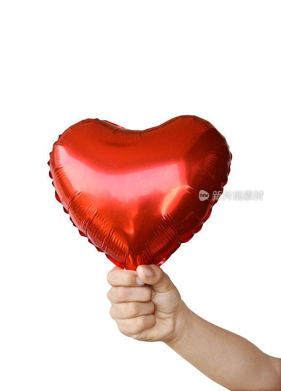 垂直拍摄的一只手拿着膨胀的有趣的爱情，情人节，周年纪念主题红色心形箔气球在一个拳头孤立的白色背景与复制空间