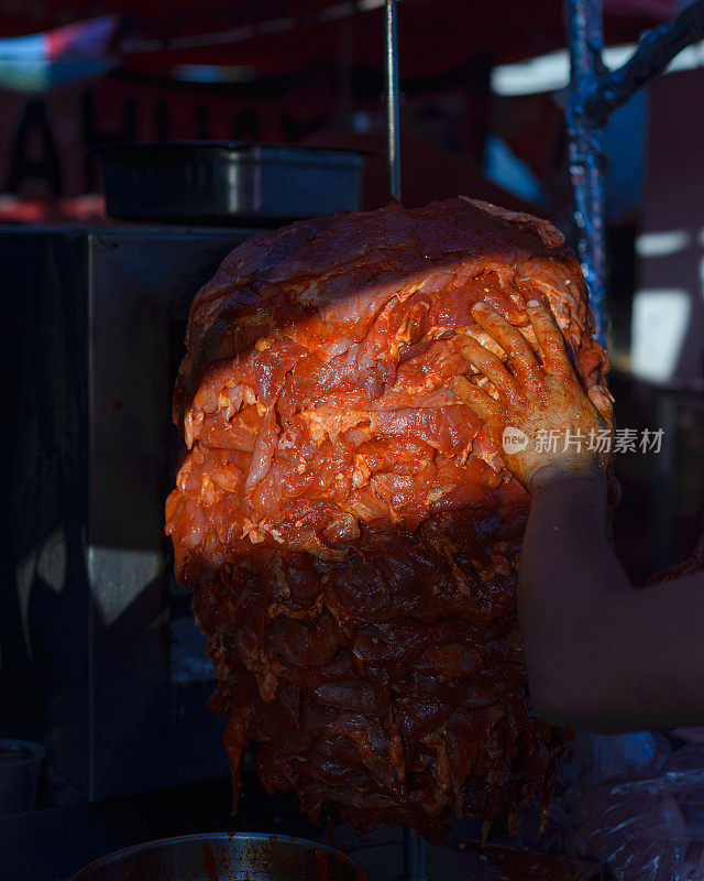 玉米饼里的肉都是牧师做的。墨西哥街头小吃。腌肉都是牧师的。