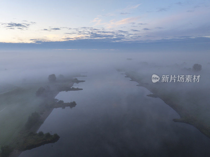 秋天，雾蒙蒙的艾塞尔河鸟瞰图