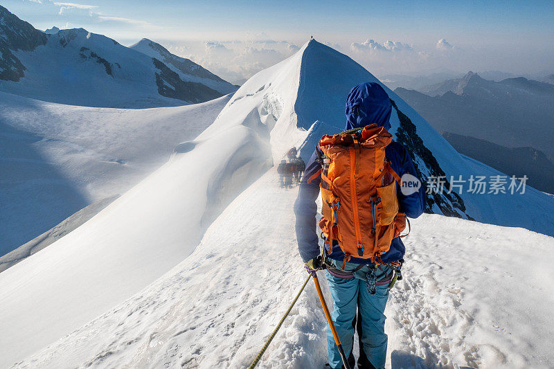 雪峰追逐:登山家沿冰岭攀登