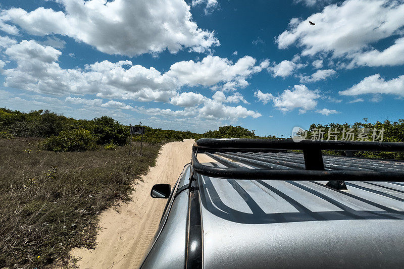 在杰里科卡拉的沙滩上行驶的4x4车辆