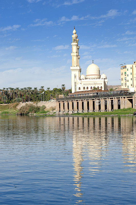 清真寺和宣礼塔在阿斯旺，尼罗河上，埃及的白内障浅岩地区。