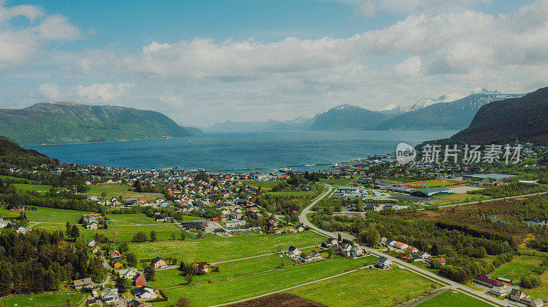 鸟瞰图:在挪威群山环绕的北欧小镇上行驶的汽车