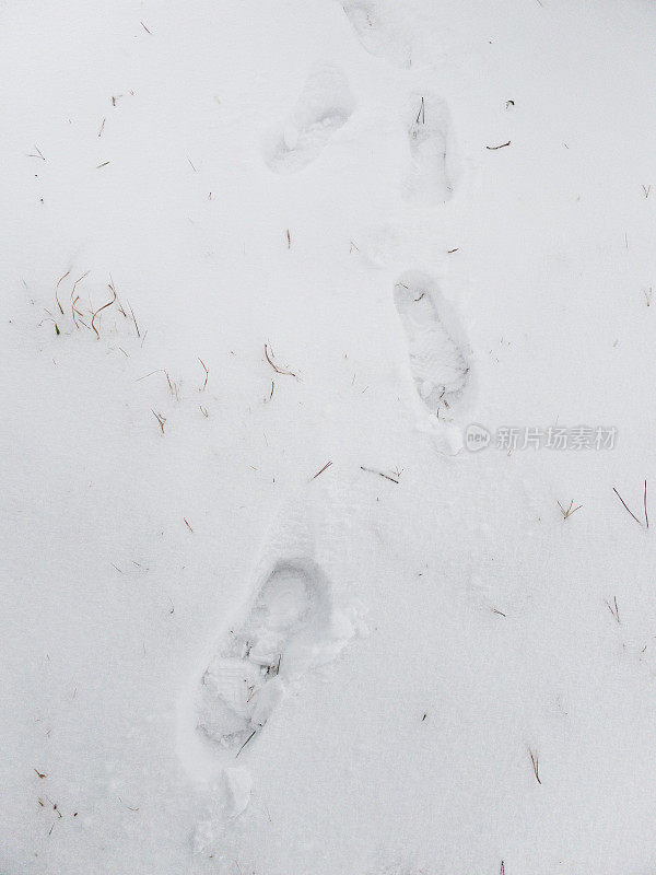 雪白雪地上人类靴子的脚印。