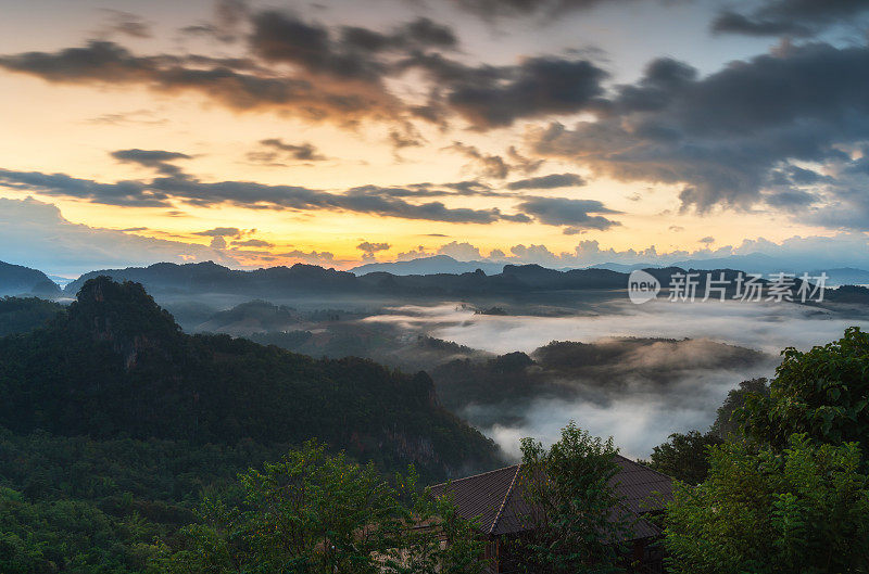 美丽的山景在上午班贾博村，泰国湄宏山。