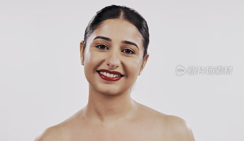 红色的口红，美丽和印度妇女的肖像在白色的背景健康，面部和化妆。皮肤病学，护肤和快乐的人的脸与化妆品，沙龙和美学工作室