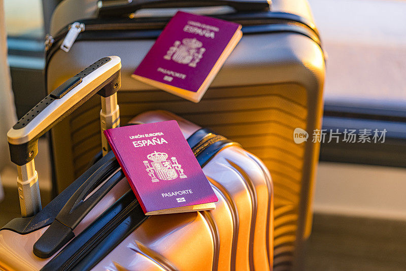 酒店房间的行李箱上有两本西班牙护照