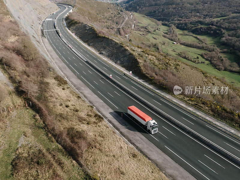 从上面看公路上的卡车