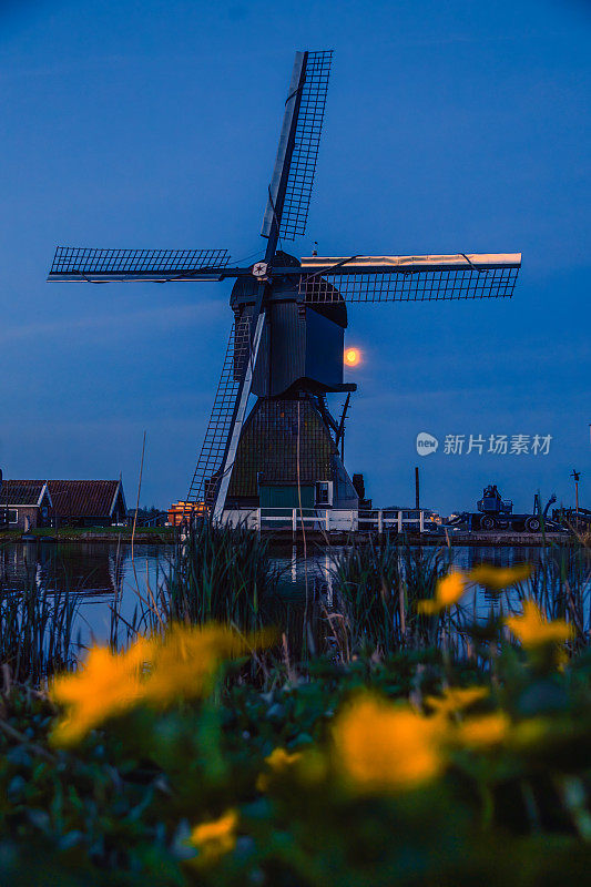 月光下的传统风车，荷兰的Kinderdijk，世界遗产。