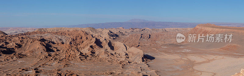 阿塔卡马沙漠中月亮谷的红色岩石和盐层全景图。
