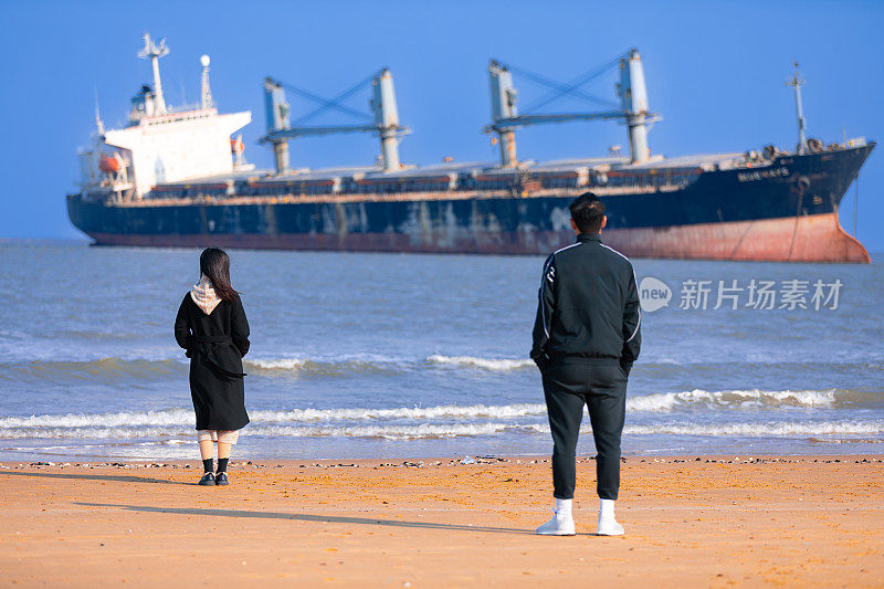 Blueways是一艘在中国山东威海海岸搁浅的废弃船只，被遗弃在海滩上