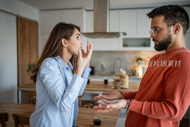 一对夫妇在社交媒体上吵架