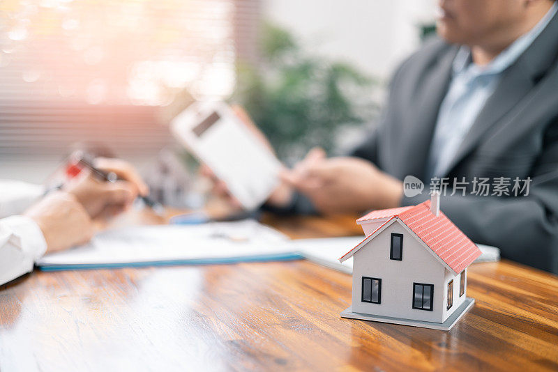 解释和介绍有关房屋和抵押贷款购买的信息。房地产经纪人在投标房屋项目中向客户详细解释。税收和利润投资于房地产的概念。
