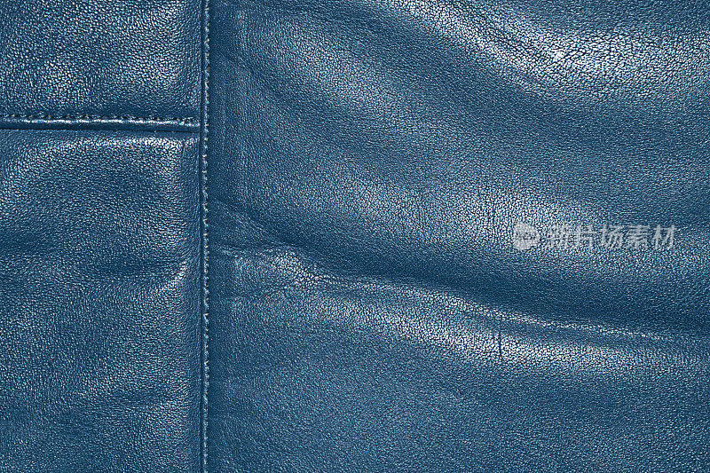 皮革蓝色背景与接缝和褶皱。
