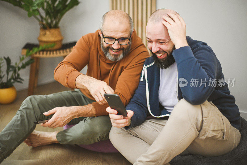 两个朋友在用手机