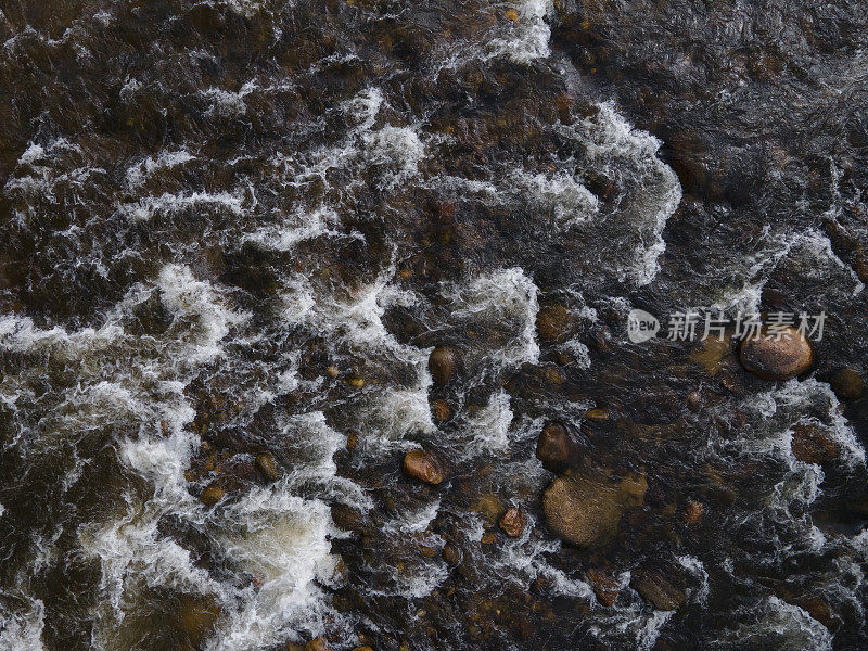 航拍的热带河流与湍急的水和泡沫。