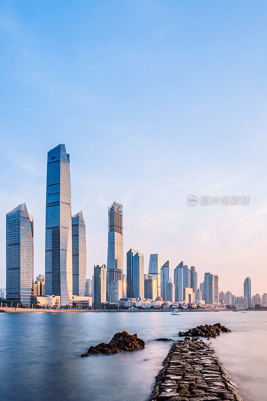 中国山东青岛福山湾海滨建筑群的晨景