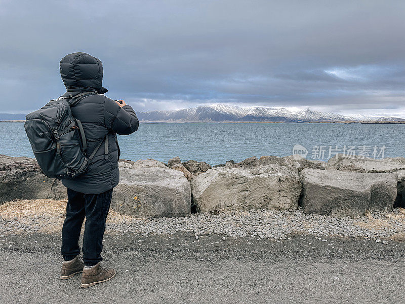 肖像独自旅行亚洲中国男子在海边拍照