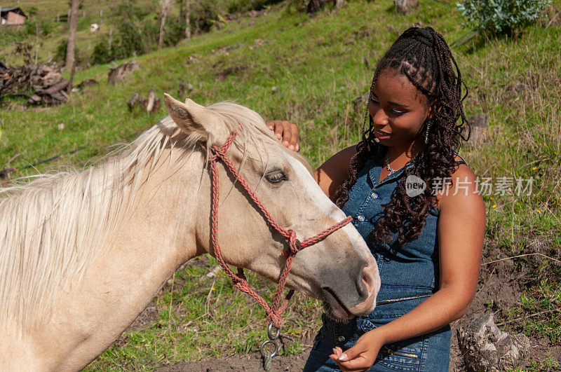 一个年轻的拉丁人温柔地与一匹白马互动，反映了信任和感情的纽带。