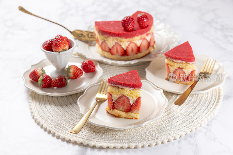 冷冻慕斯蛋糕。草莓蛋糕配海绵蛋糕、慕斯和果冻，放在大理石桌上。