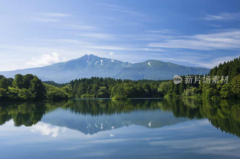 夏天在Chokai山和一个湖