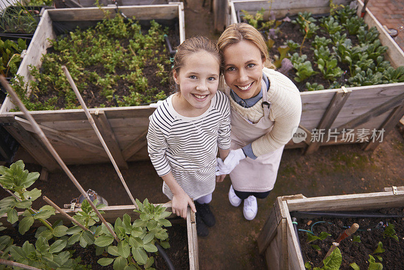 她在育儿室帮了她妈妈很大的忙