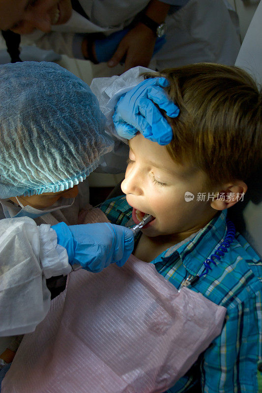 两个孩子在看牙医