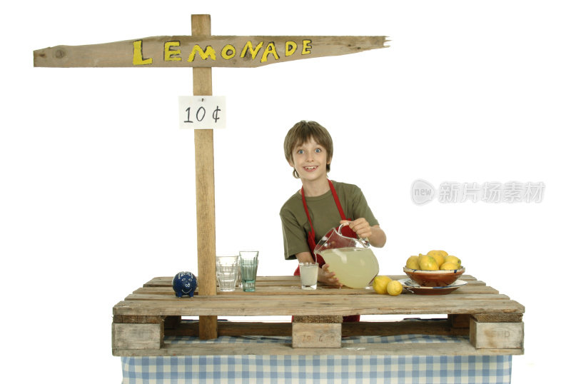 男孩在他的柠檬水摊位
