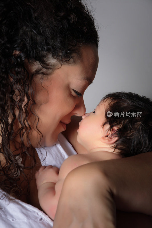 一位母亲和她刚出生的婴儿