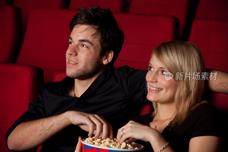 那家伙正在和他的女朋友看电影
