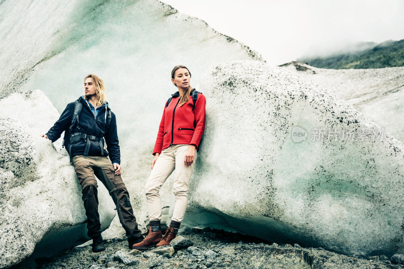一对年轻夫妇在冰川上徒步旅行