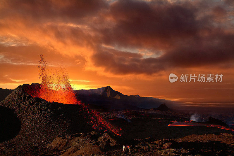 火山在夜间喷发，喷出橙色的熔岩