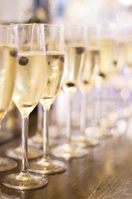 婚礼上的香槟白葡萄酒杯
