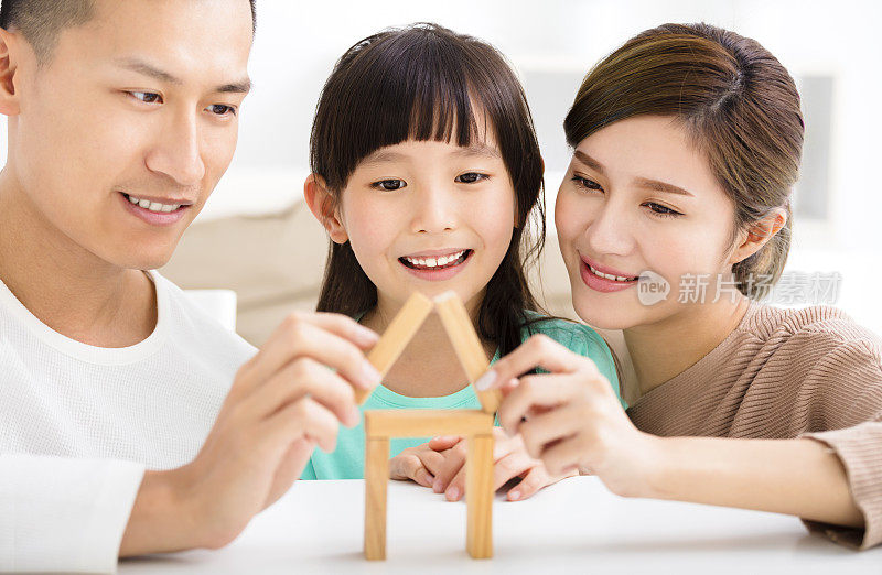快乐的家庭玩玩具积木