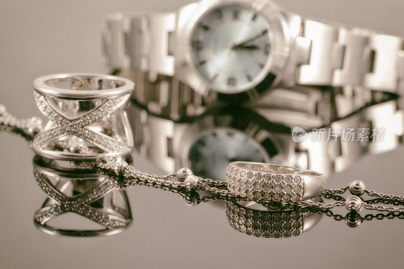 银戒指和银链的背景女子手表